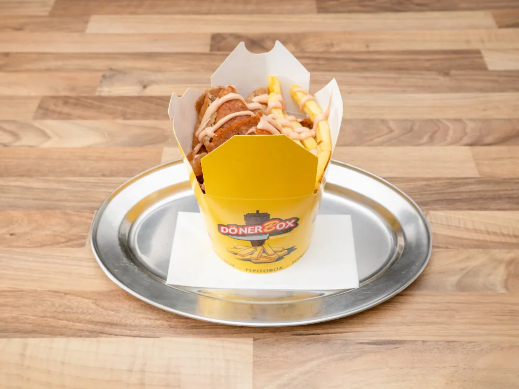 Döner Box mit Pommes und Sauce